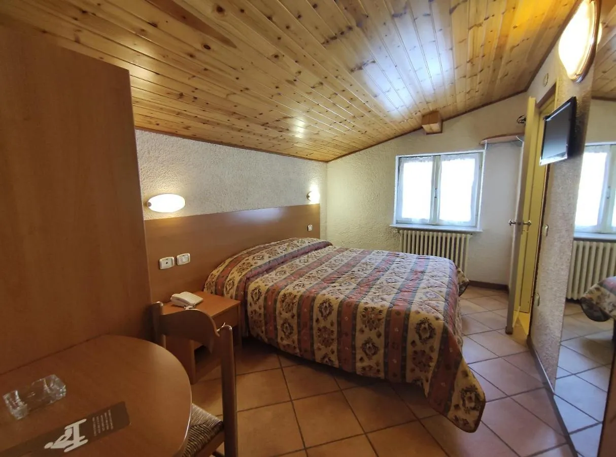 Hotel Milano - Piazzatorre 3*,